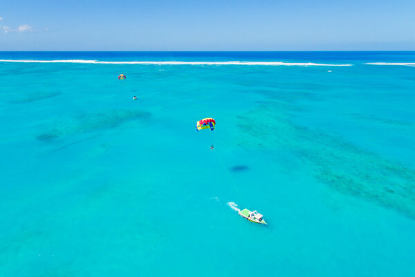 Two parasails over the Grace Bay Beach in the Princess Alexandra National Park, Turks and Caicos
